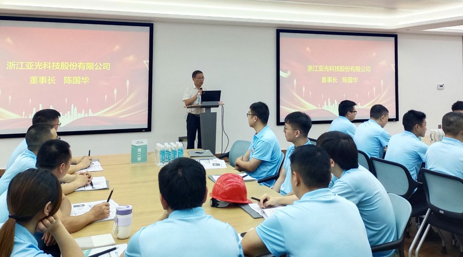 welcome海洋之神股份董事长陈国华在开班仪式上发表讲话